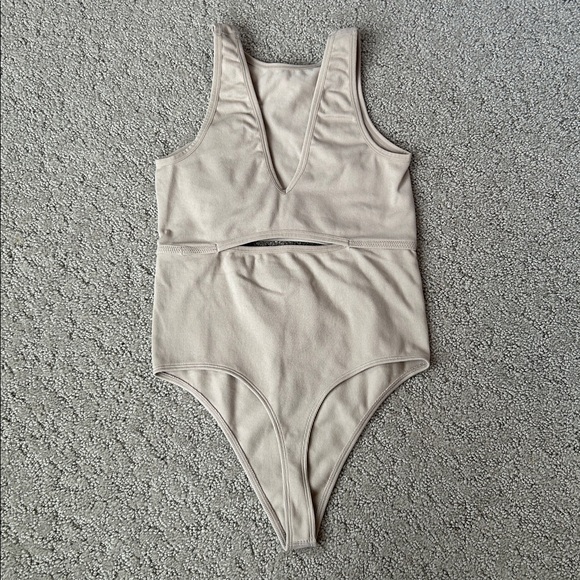 Colsie Ribbed Bodysuit Asymmetrical Cutout Natural Thong Shapewear Layer M NWOT - Picture 5 of 8
